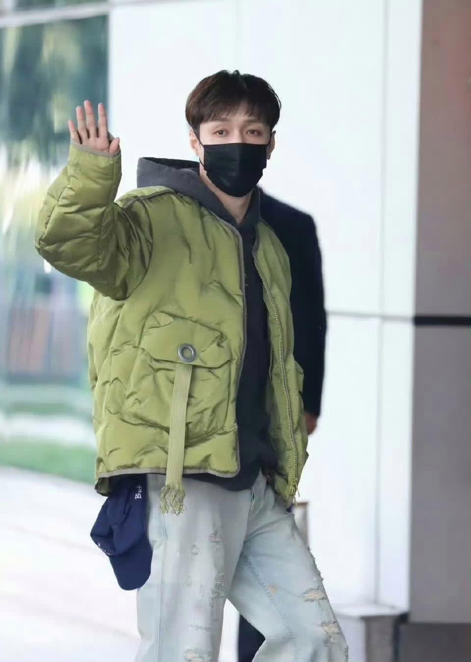 张艺兴的机场路透图