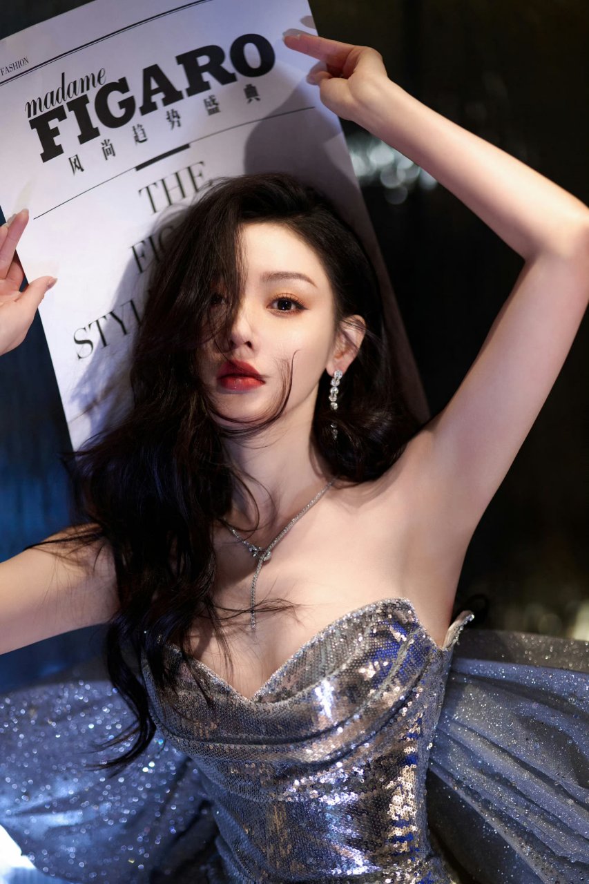 张天爱身着银色亮片深v裙,璀璨夺目,美得令人窒息