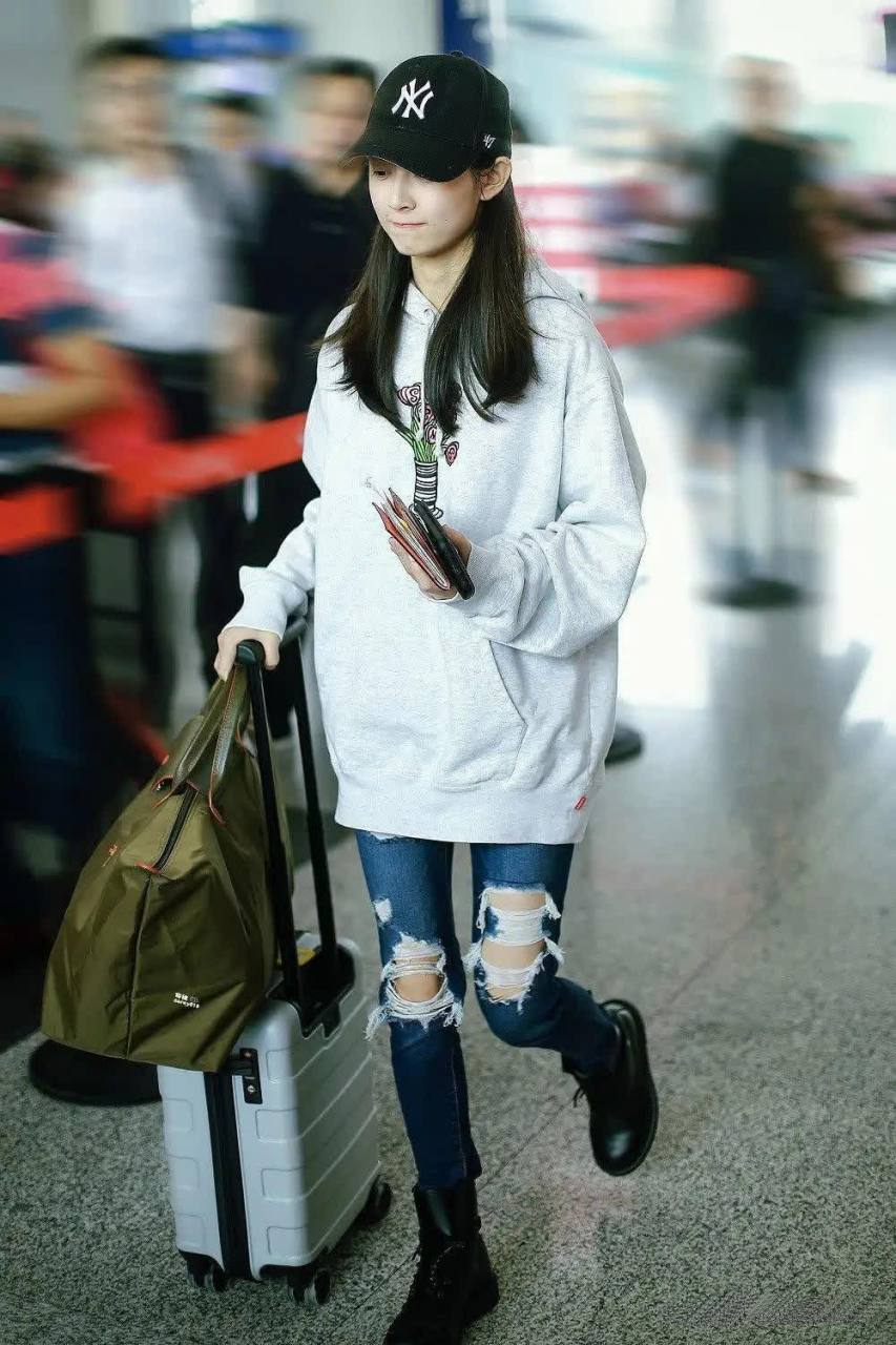 陈钰琪长款卫衣搭配破洞裤