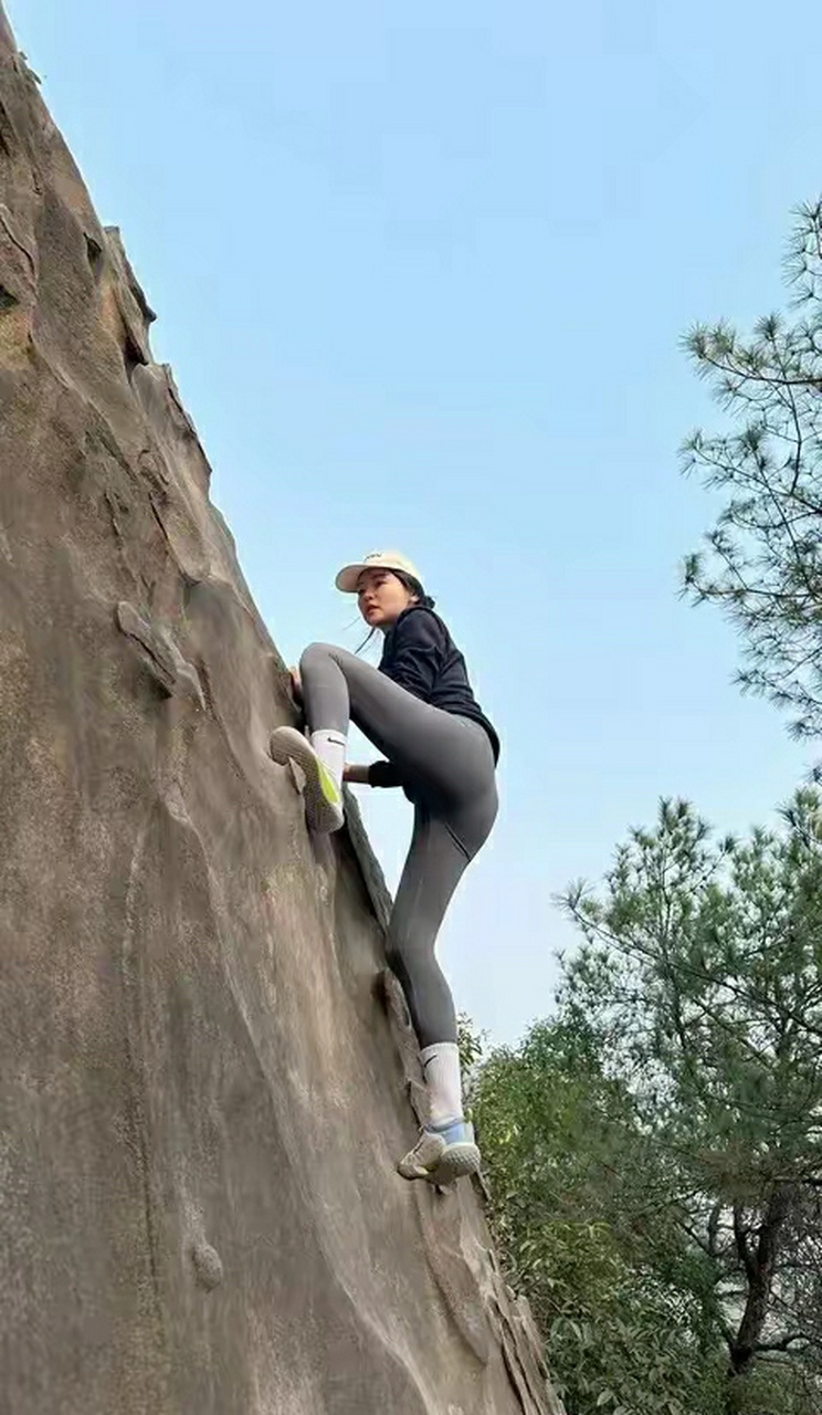 姑娘穿瑜伽裤爬山,这就已经成功了