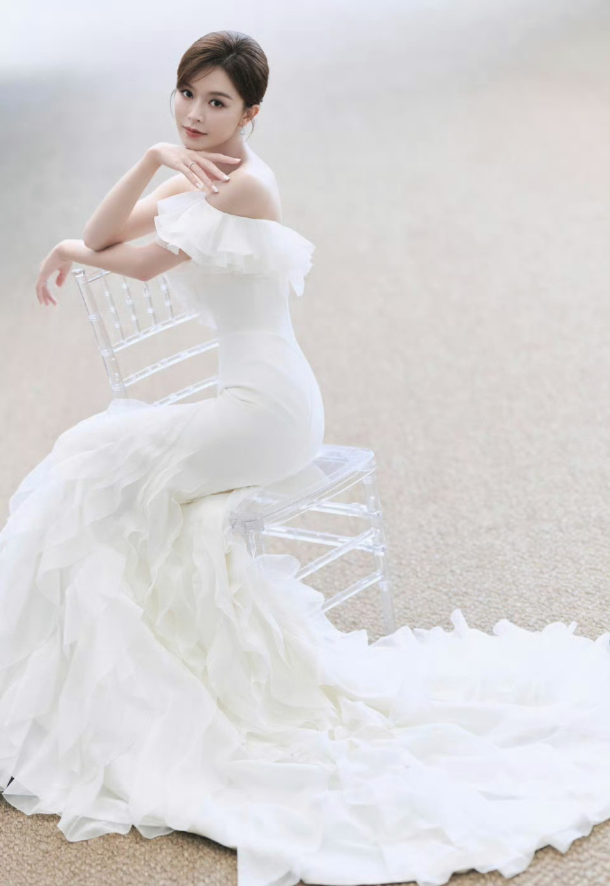 文咏珊一袭白色抹胸礼裙,尽显优雅靓丽好迷人.