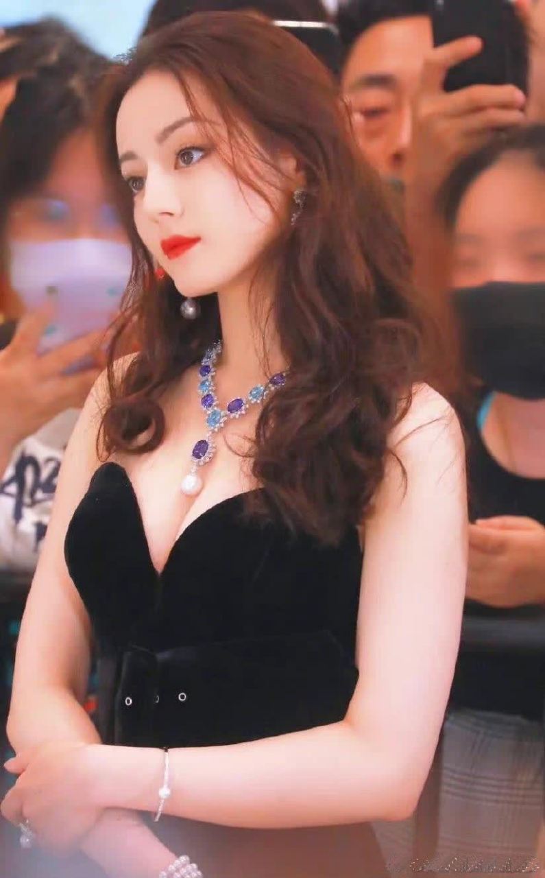 3654 热巴的胸部被挤得好凶,她的每一个动作都充满了诱惑力,展示了她