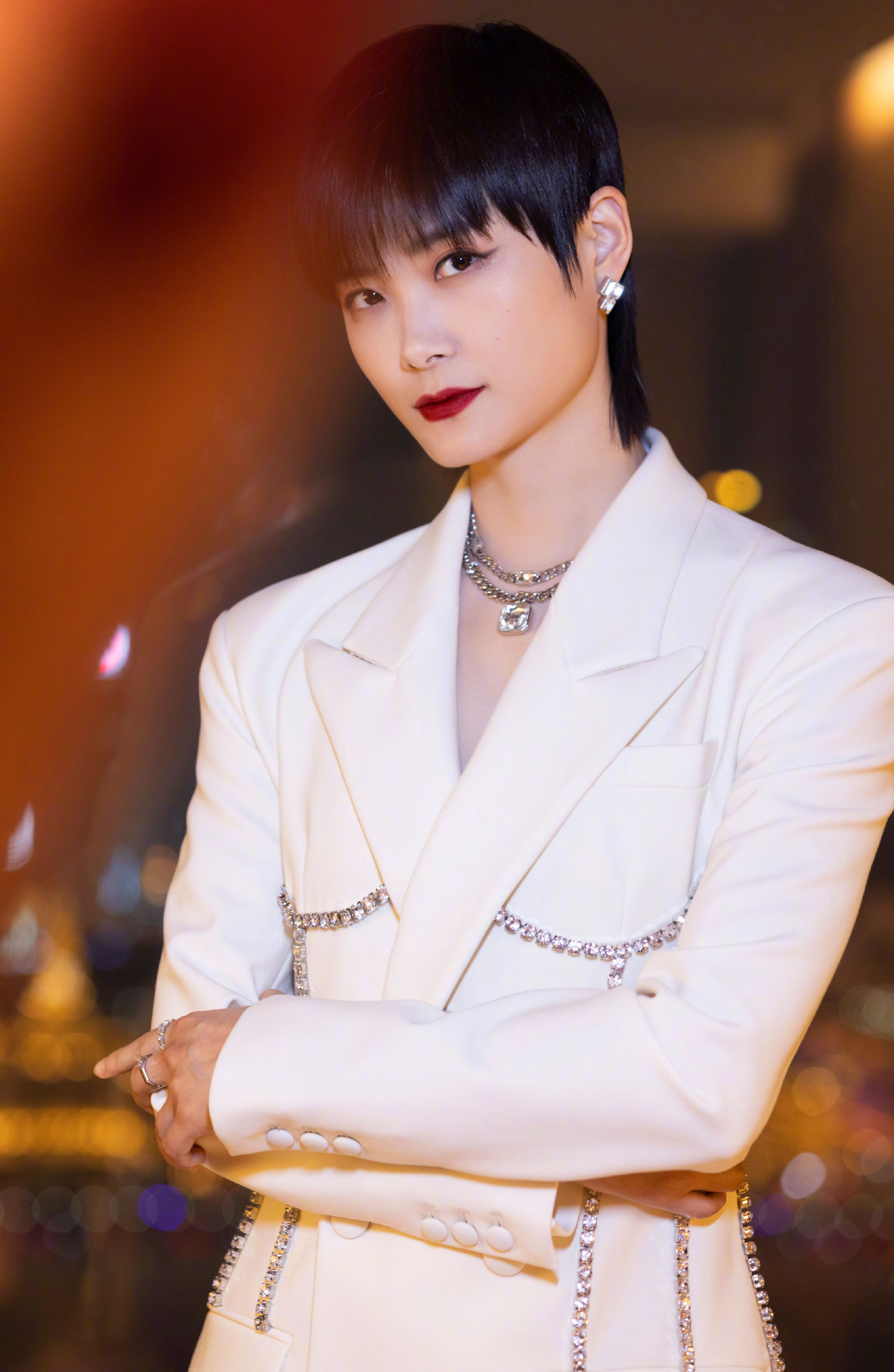 李宇春的白色服装干练也时尚