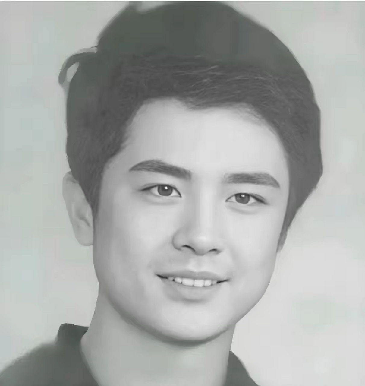 "唐曾"年轻时多帅啊,今天看到徐少华年轻时候的照片真是感慨.