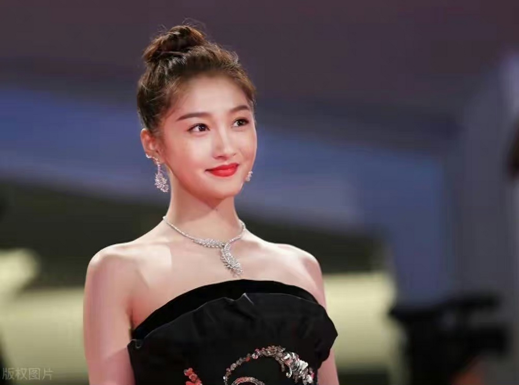 躲过国民闺女关晓彤,被性感妖娆酷似景甜的逯恣祯她惊艳 67[大笑]