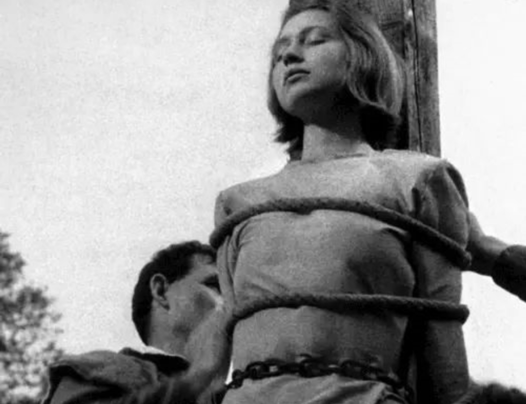 行刑前,刽子手被少女的美貌所倾倒,不忍心亲手结束她的生命.