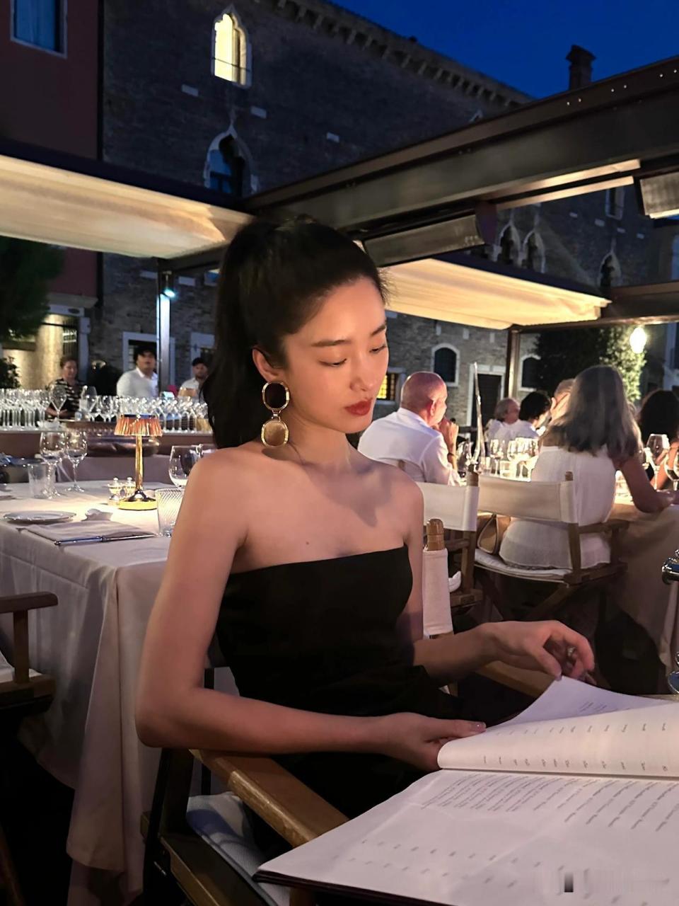 杨采钰意大利度假,墨镜长腿红唇,白色衬衫搭配黑色丝绸长裙,满屏散发