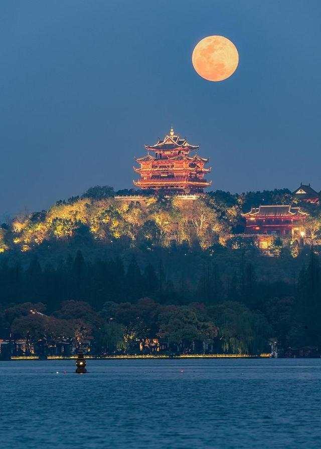 苏轼的诗《夜泛西湖五绝·其四》描绘出宁静而美丽的月夜西湖美景 夜