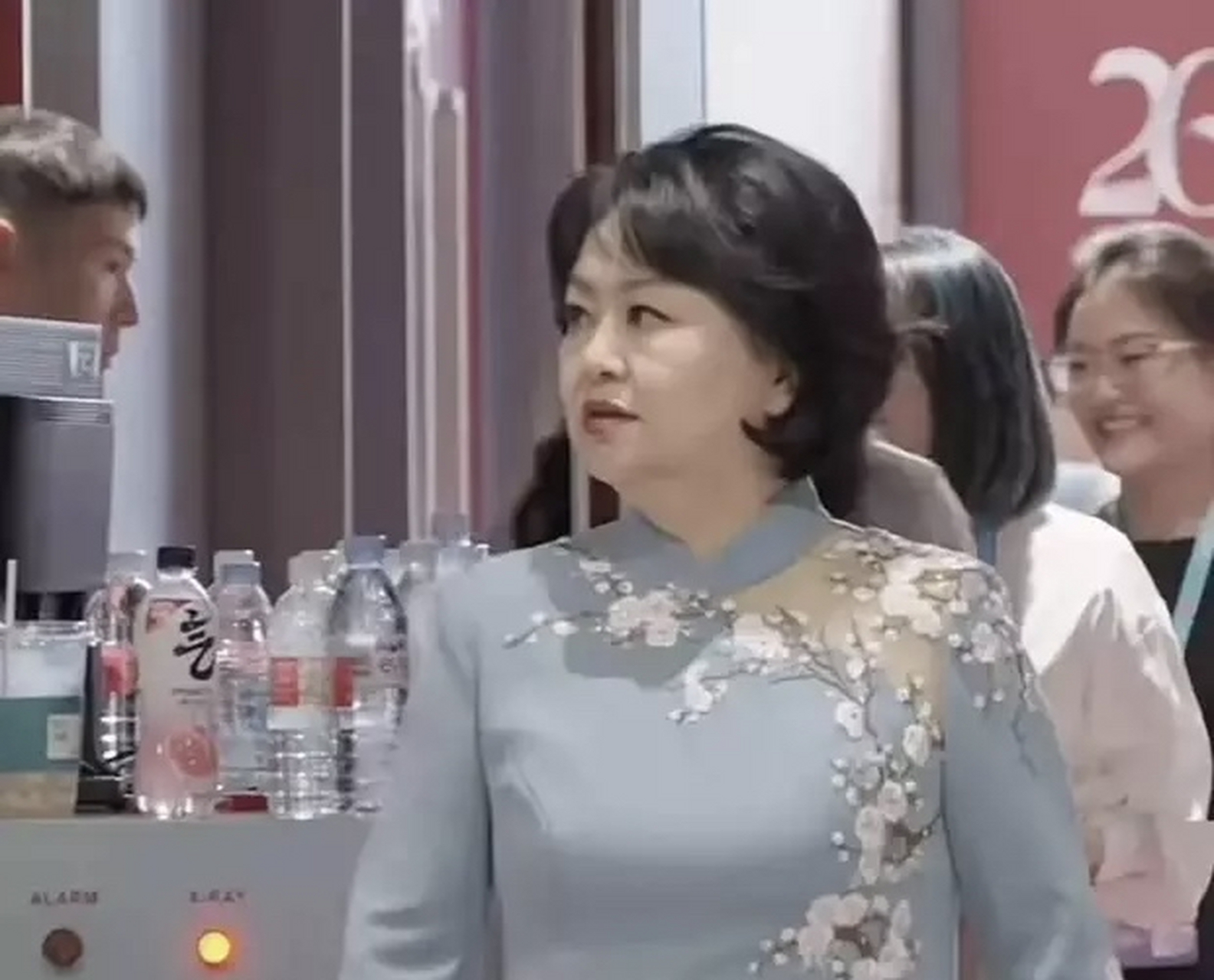 近期,儿童节目主持人鞠萍因形象转变引发公众热议.