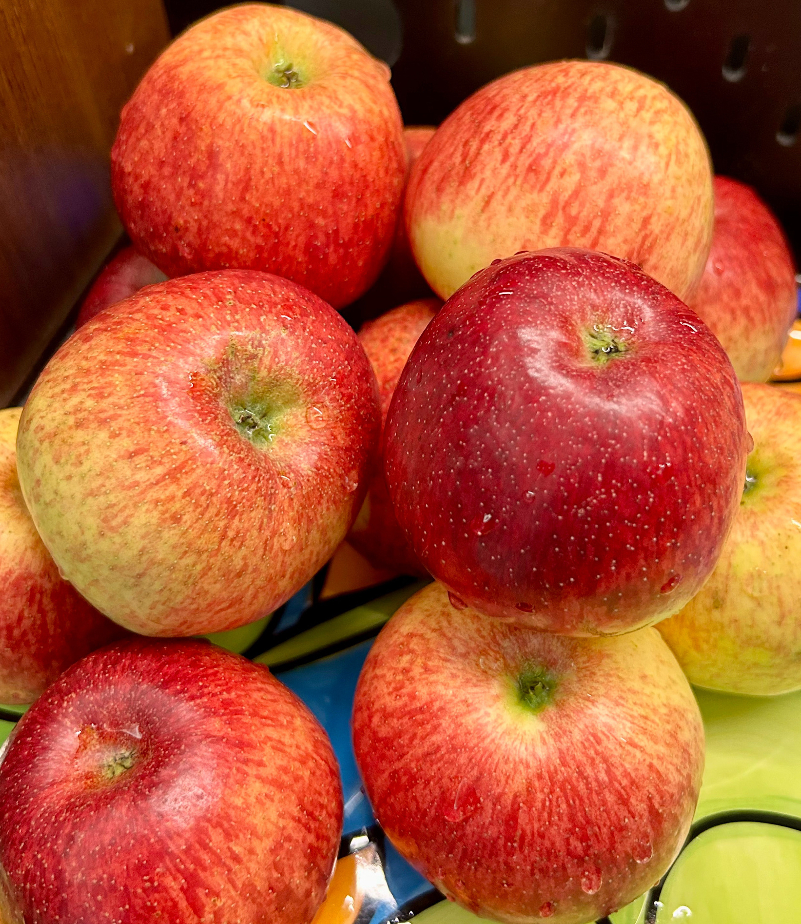 云南太阳斑苹果验货实拍,一口一口甜脆,它的花斑,是经历过雨雪风霜的