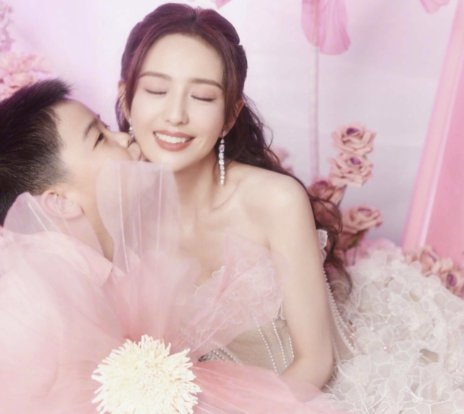 佟丽娅生日会布置太美了,她身穿合欢花款礼服裙,置身于粉色花海中