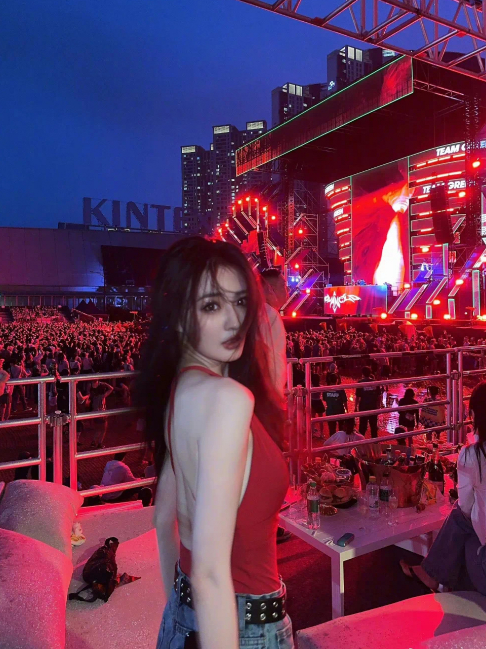 壁纸|徐璐 红色吊带穿搭,性感迷人. #养眼美女