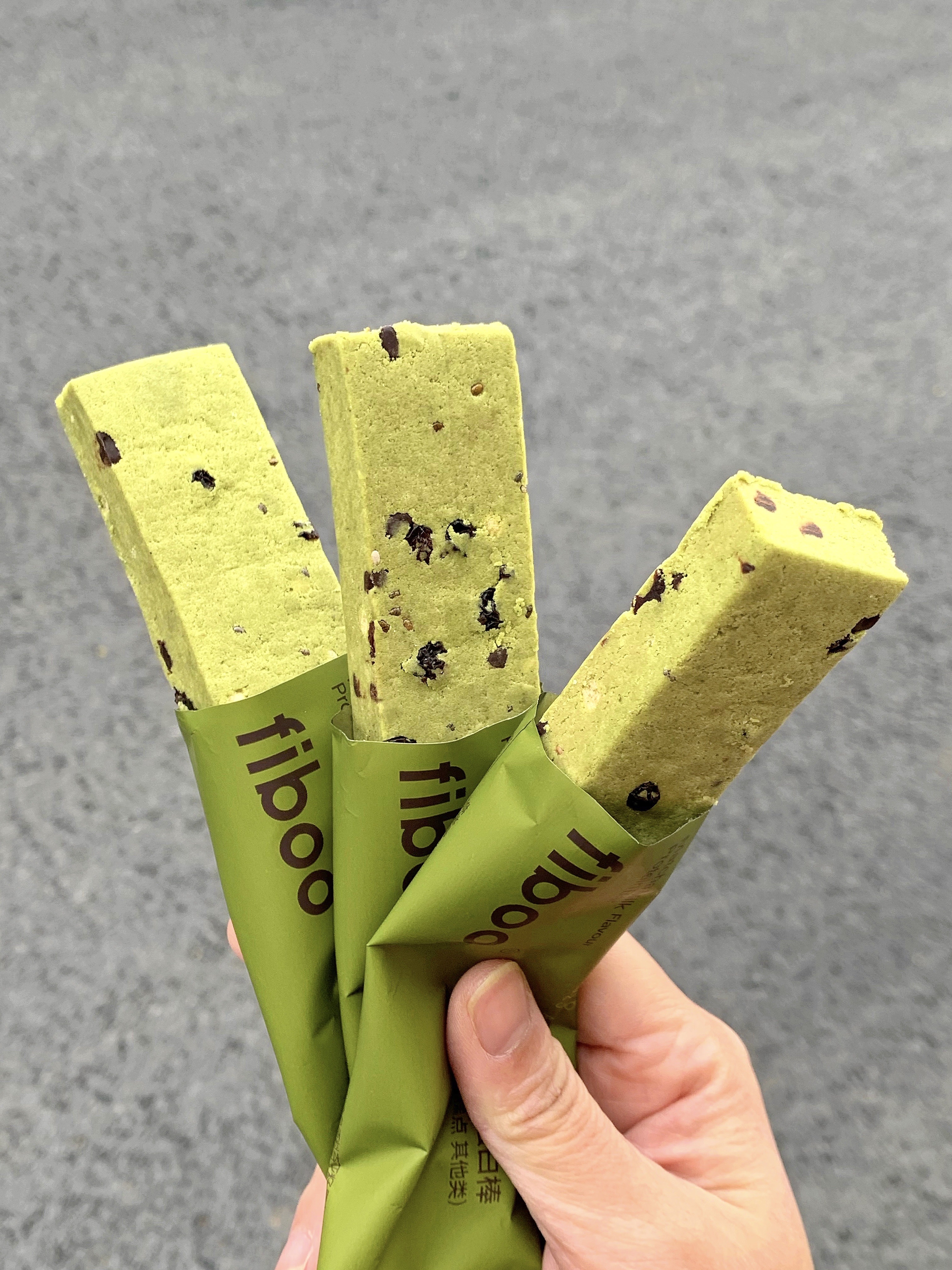 这个是fiboo的抹茶奶绿蛋白棒~ 抹茶味敲浓郁