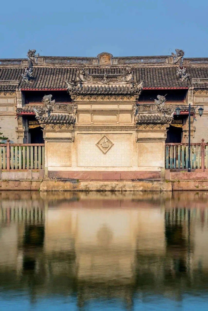 影壁,也称照壁,影墙,照墙,古称萧墙,是中国传统建筑中用于遮挡视线的