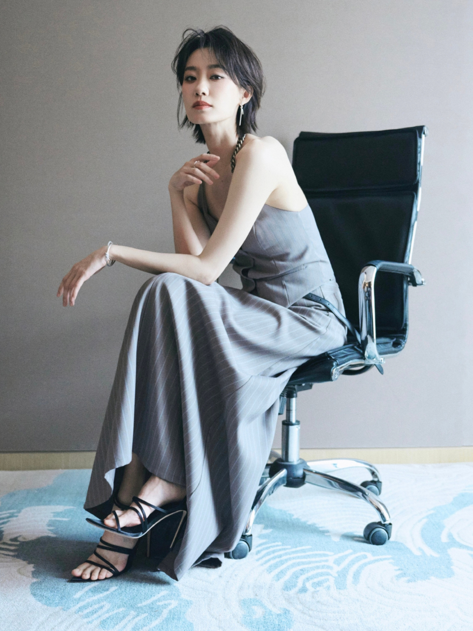 张小斐时尚大片,香肩微露,纤直美腿尽显性感魅力