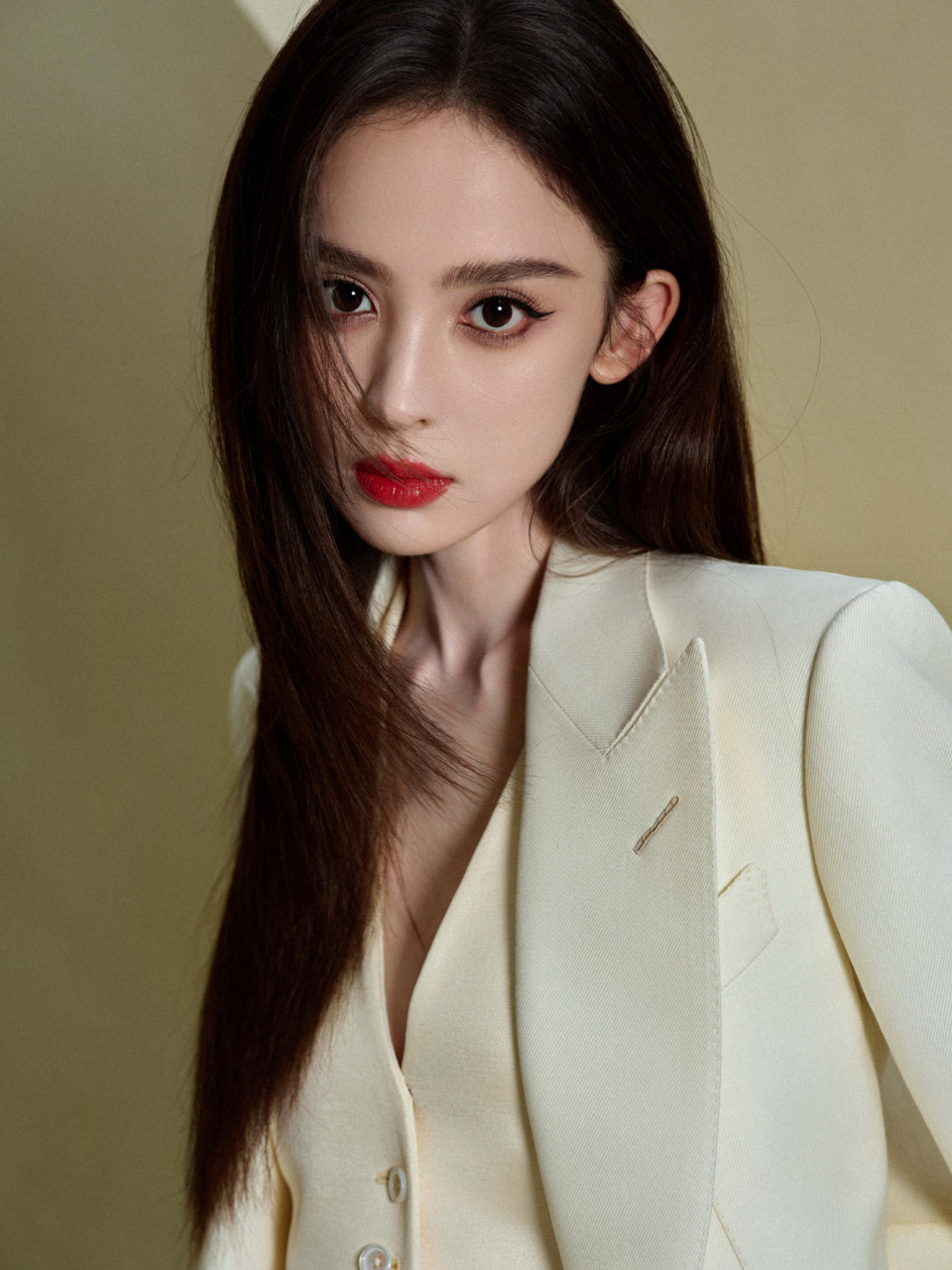 古力娜扎精致时尚写真,香肩微露,美腿修长,演绎唯美风情