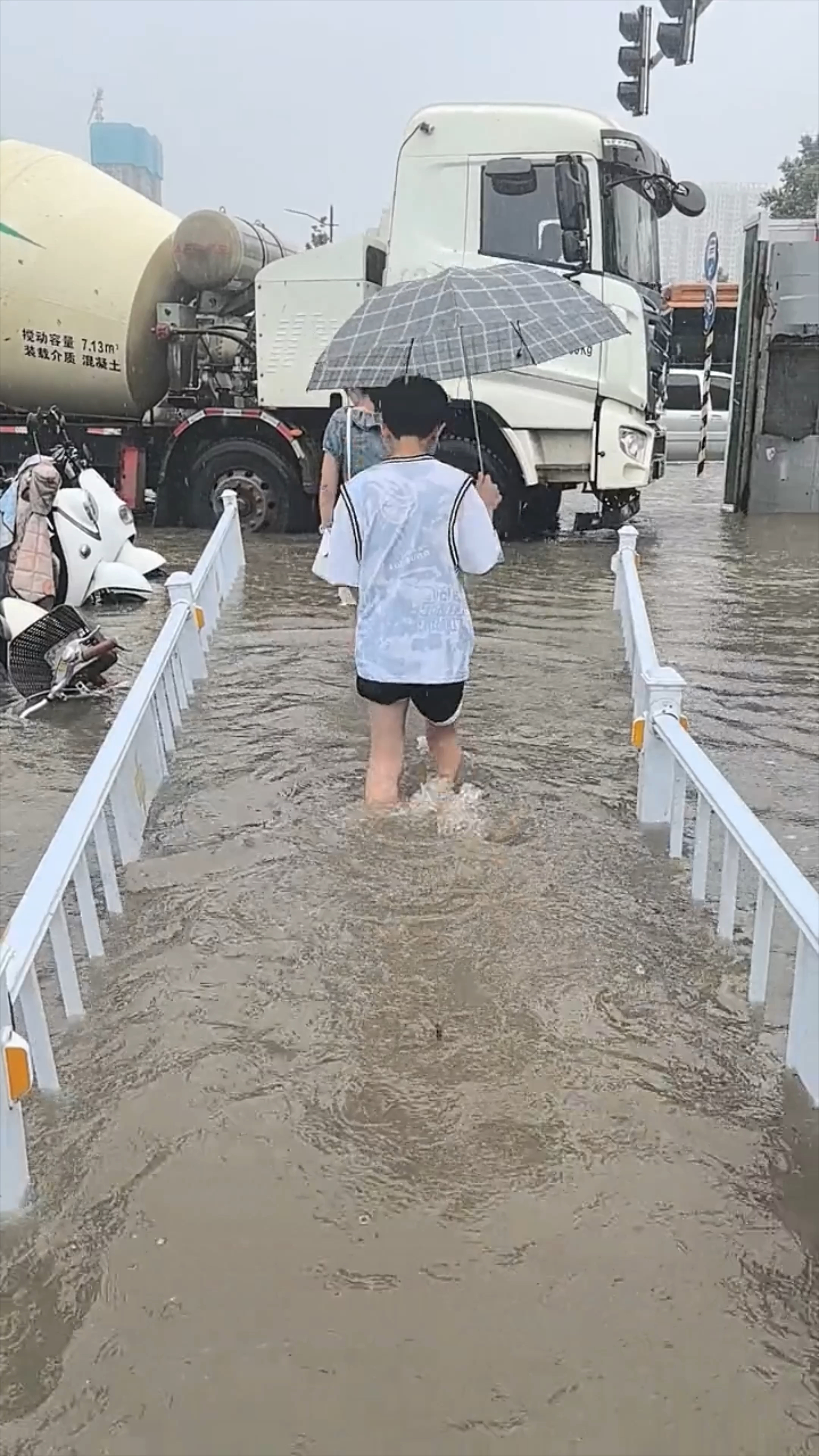 郑州大学暴雨图片