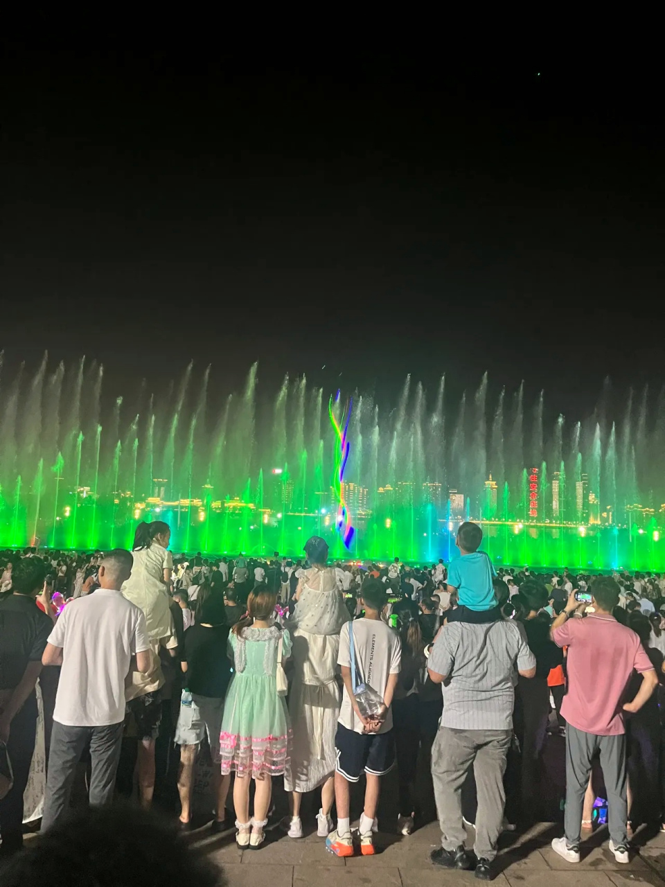 我那天去秋水广场逛了逛,结果发现白天那里冷清得跟啥似的,基本上没啥