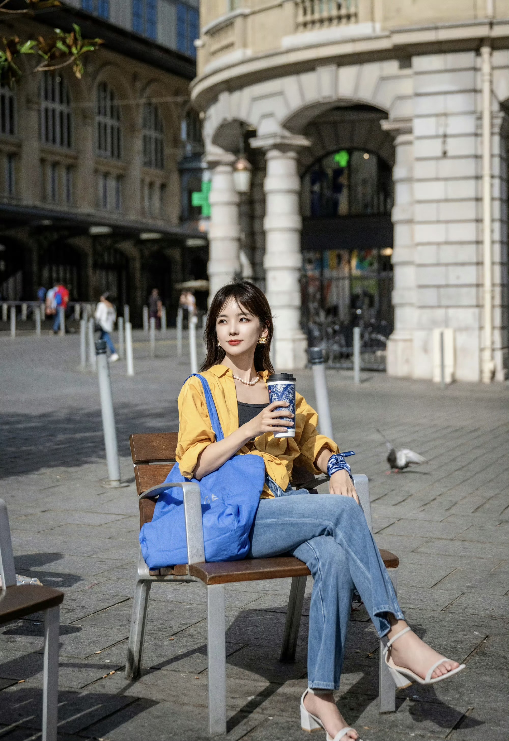 王冰冰罕见一字带高跟牛仔裤