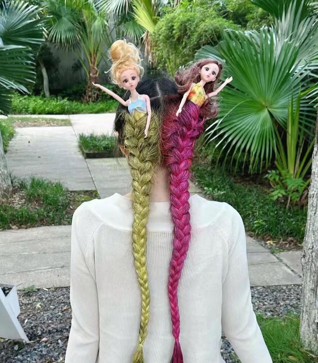 头上的两个芭比娃娃看着真像两个迎宾小姐好像在说光迎光临仙女美发