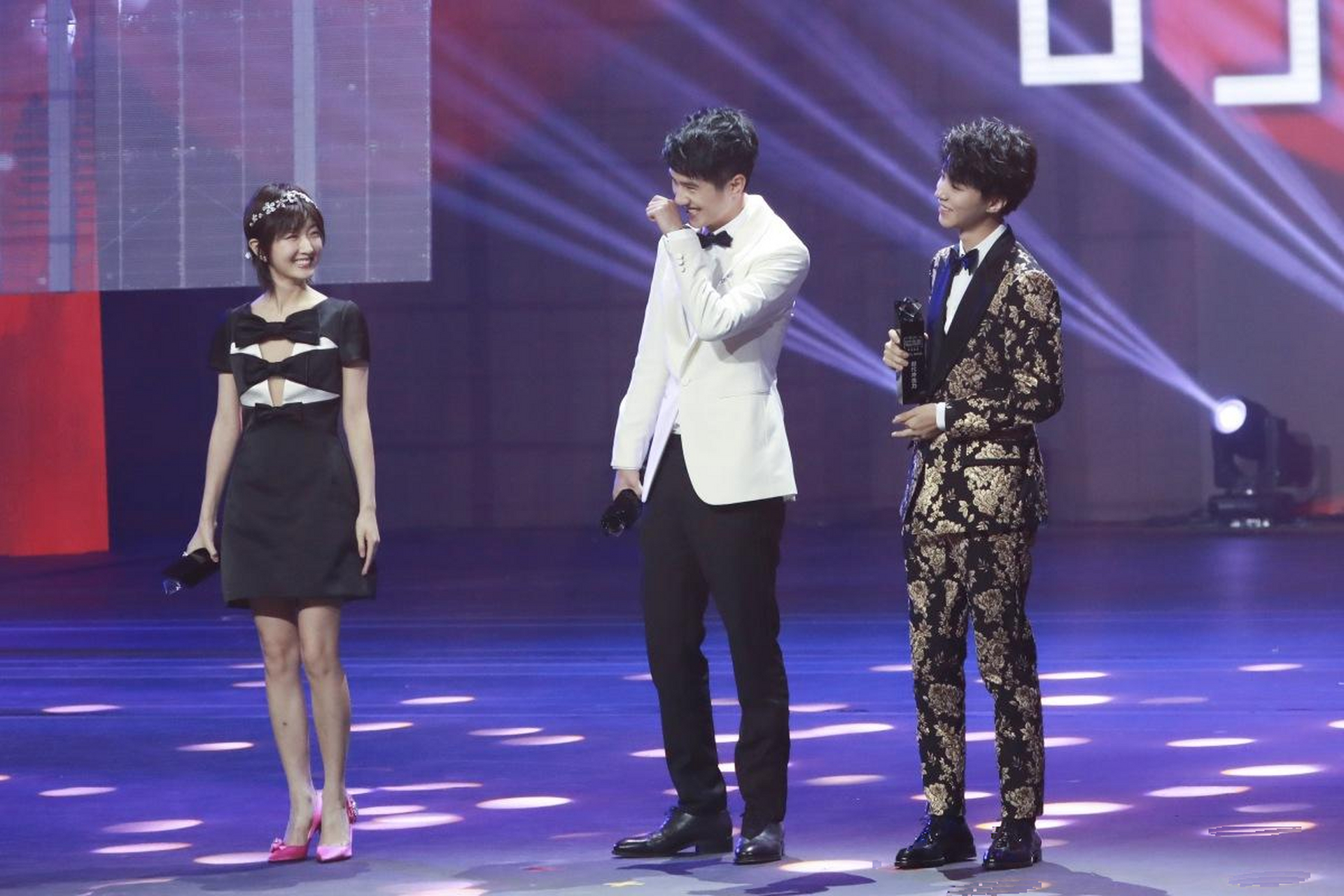 周冬雨和吴磊,刘昊然,王俊凯同框,竟然完全看不出年龄差!