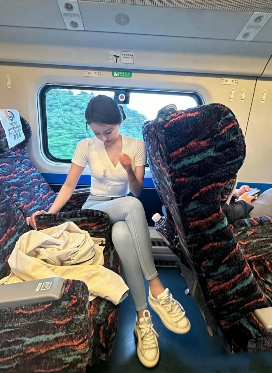 在高铁上遇到一个美女,怎样才能加到她的微信呢