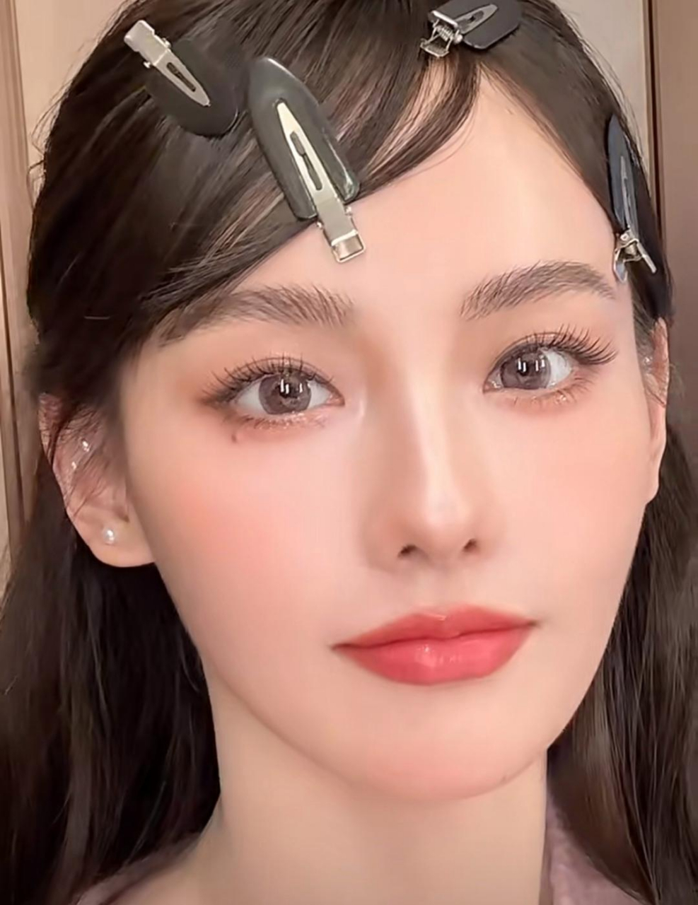 张嘉倪眼神里的从容和自信特别圈粉,大家都希望她能越过越好,美貌升级