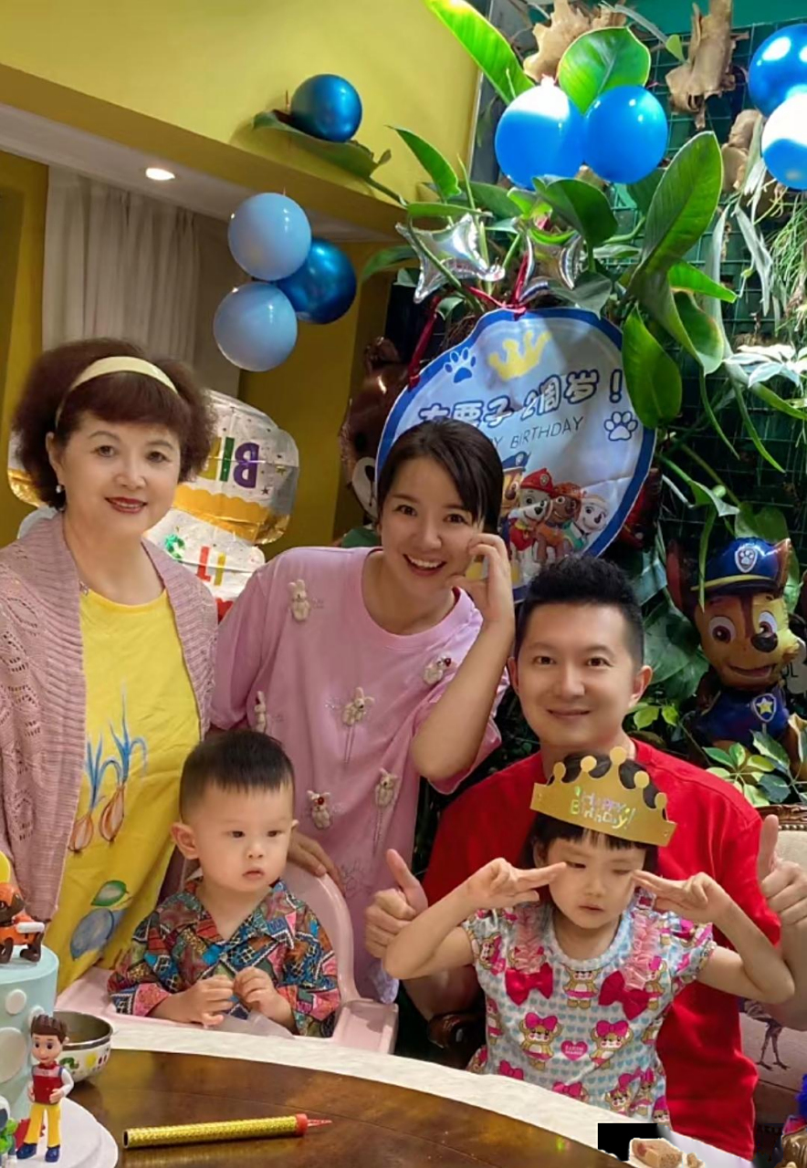 主持人红果果绿泡泡夫妇晒两个孩子近照,女儿4岁,儿子2岁,姐弟俩同框