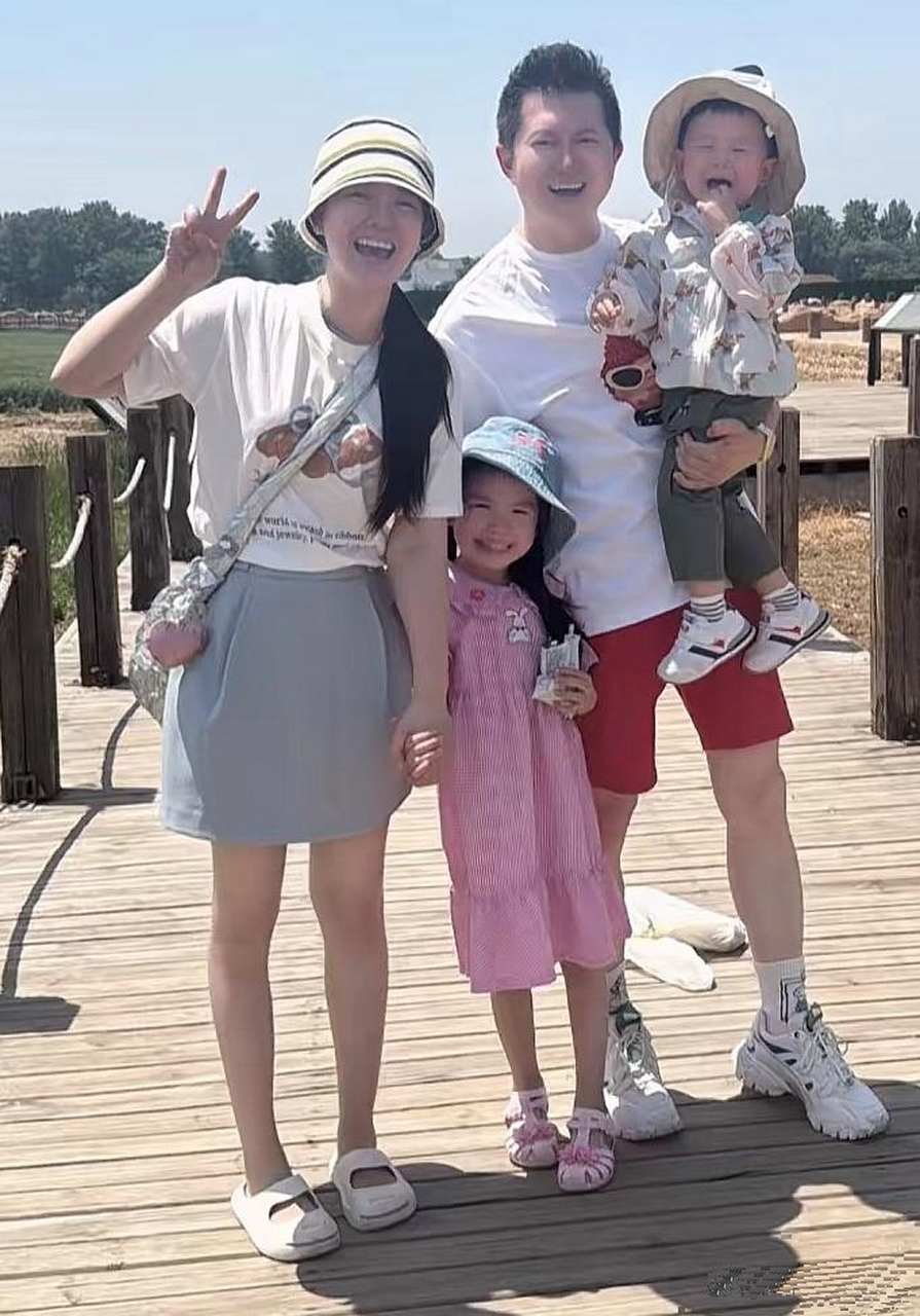 主持人红果果绿泡泡晒一家四口出游照,一儿一女活泼可爱,全家福十分