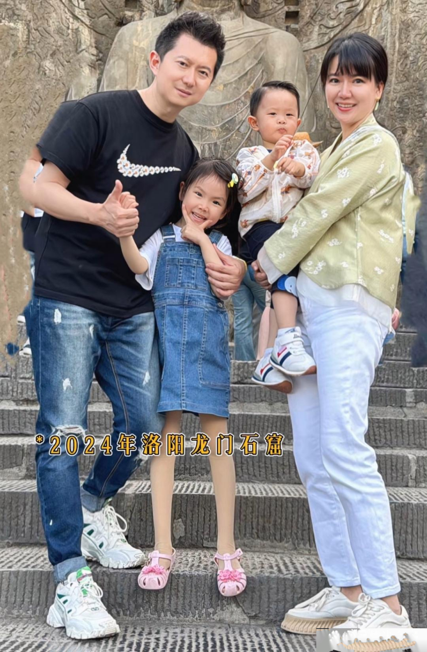主持人红果果绿泡泡晒一家四口出游照,一儿一女活泼可爱,全家福十分