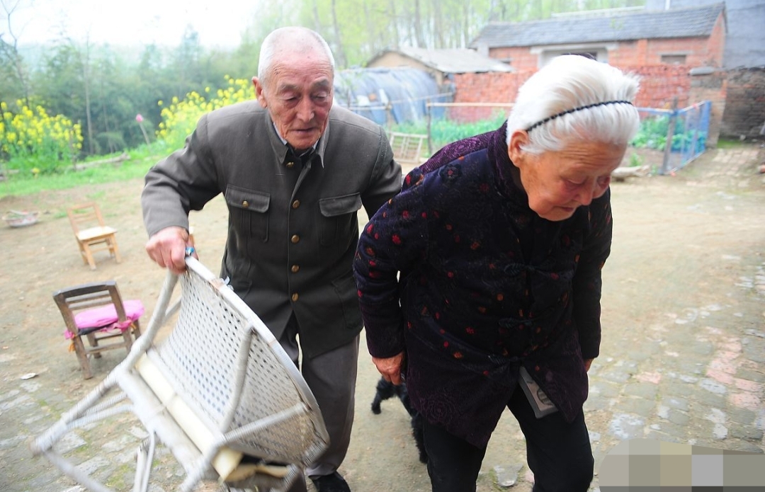 她对劝她的亲戚说,她不能白发人送黑发人#热点80岁白发人送黑发人