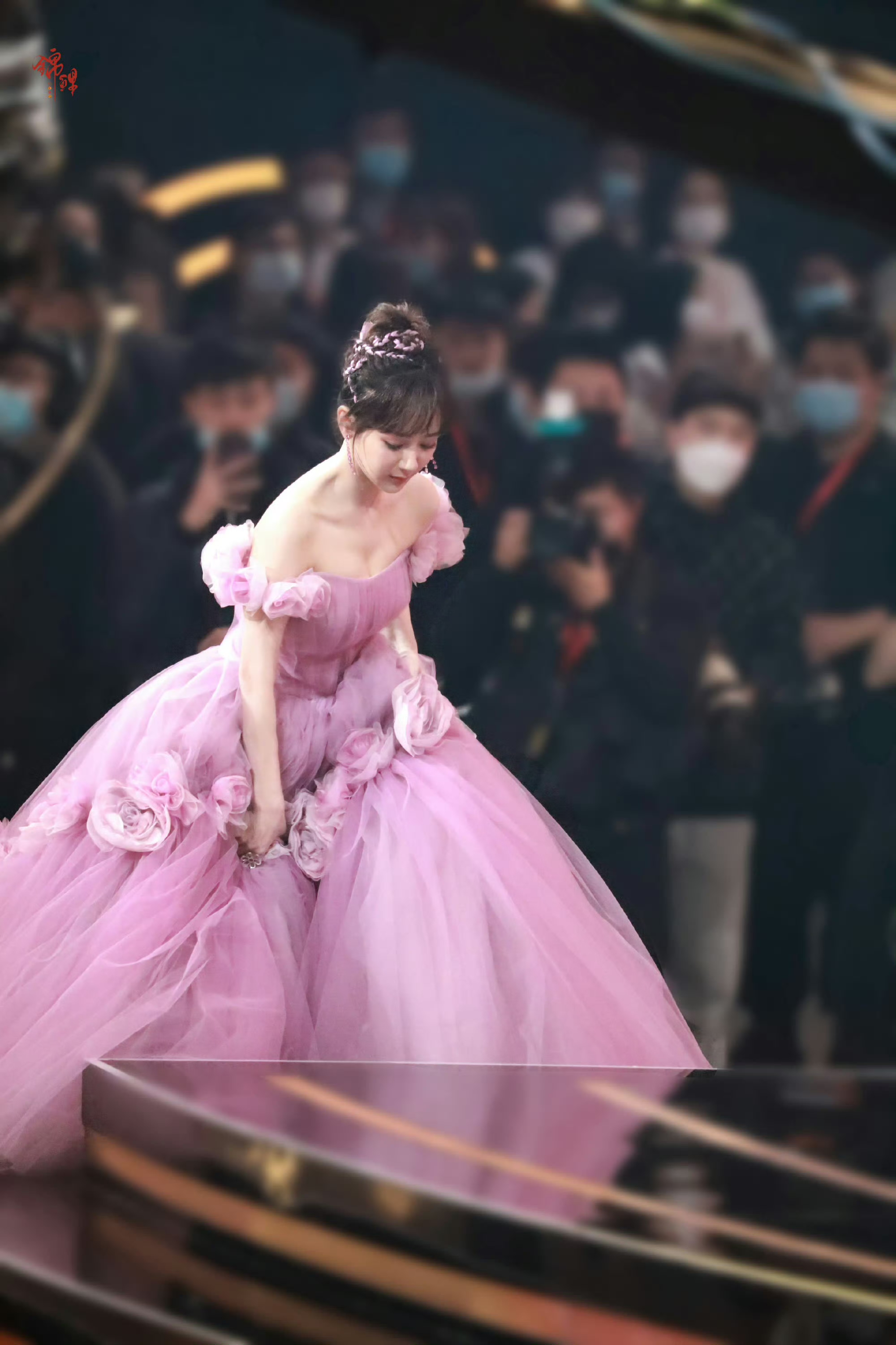 杨紫当年这套礼服真的很惊艳,衬得她像个花仙子,那是她的脸还挺自然的