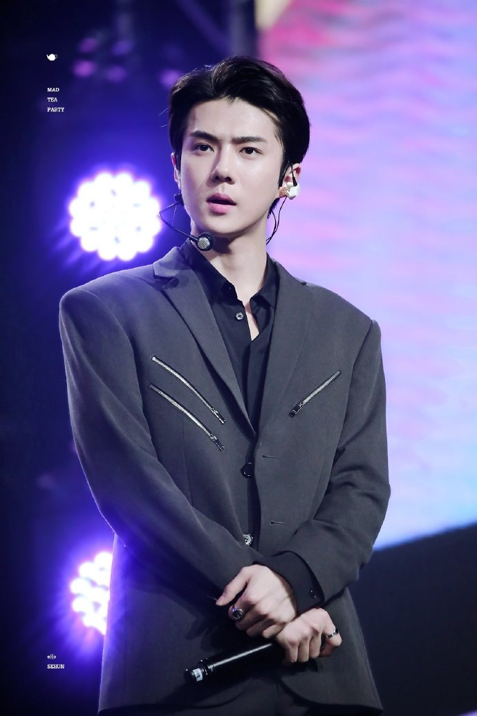 西装男吴世勋,翘臀,宽肩