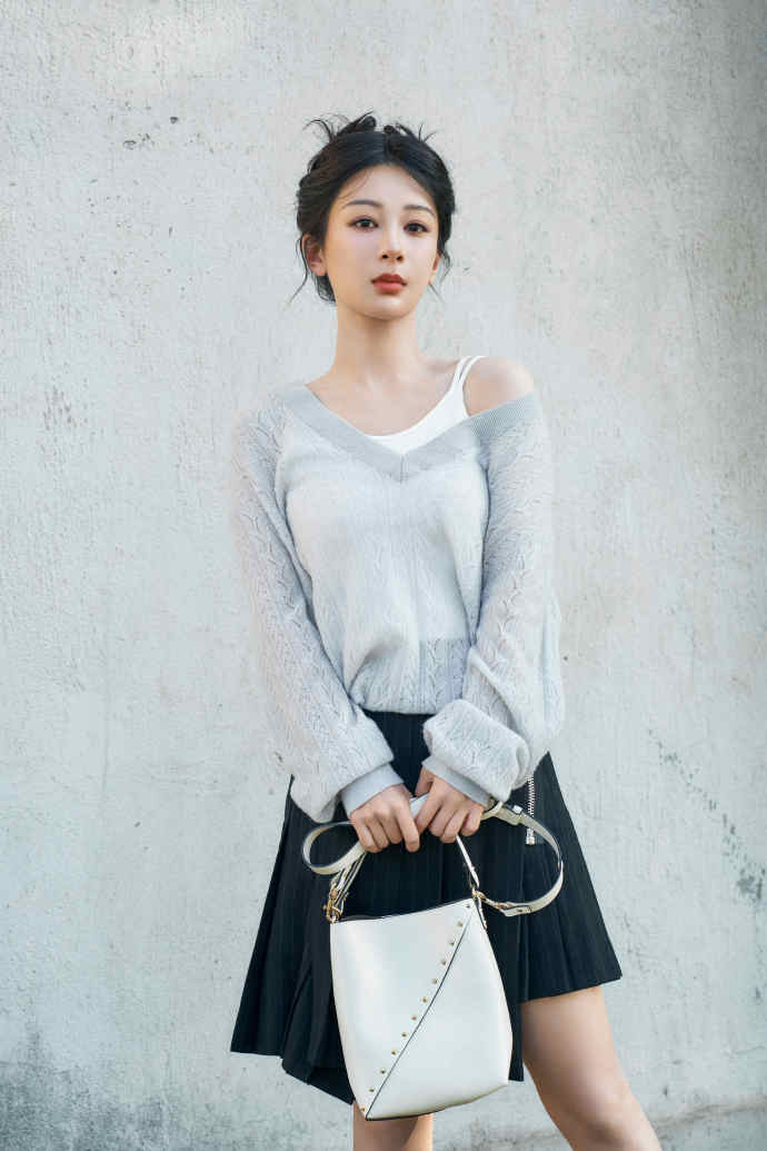 杨紫轻熟风穿搭迎接立秋,不如古力娜扎格林系穿搭更显高级