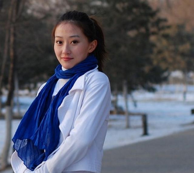 "赵本山徒弟"蒋依杉:戏里又土又丑,生活中真漂亮,老公长这样