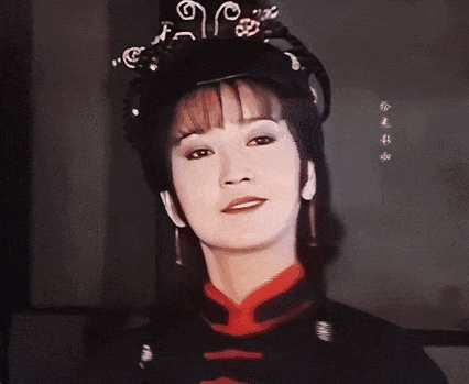 里,她一人分饰三角:英姿飒爽的侠女程淮秀,性情洒脱的罪臣之女沈芳和