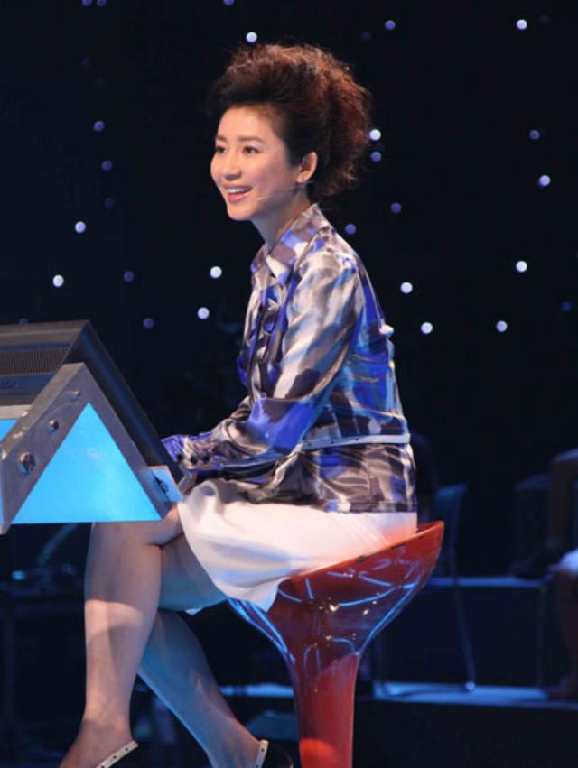 56岁王小丫:主持《开心辞典》13年,离婚又再婚,如今怎么样了?
