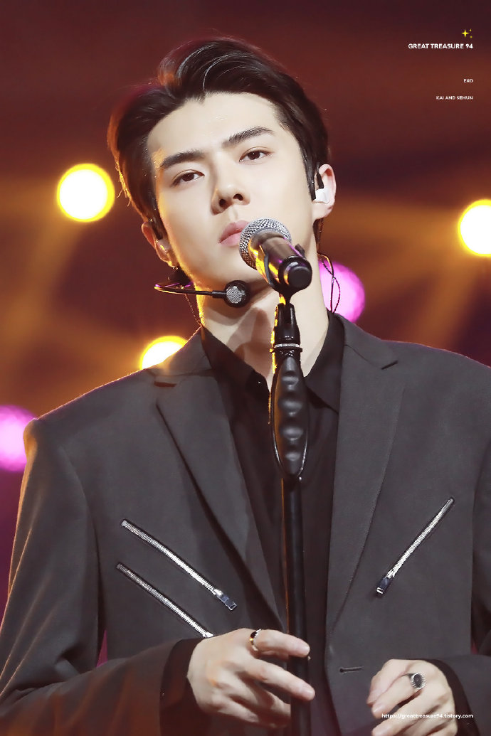 西装男吴世勋,翘臀,宽肩