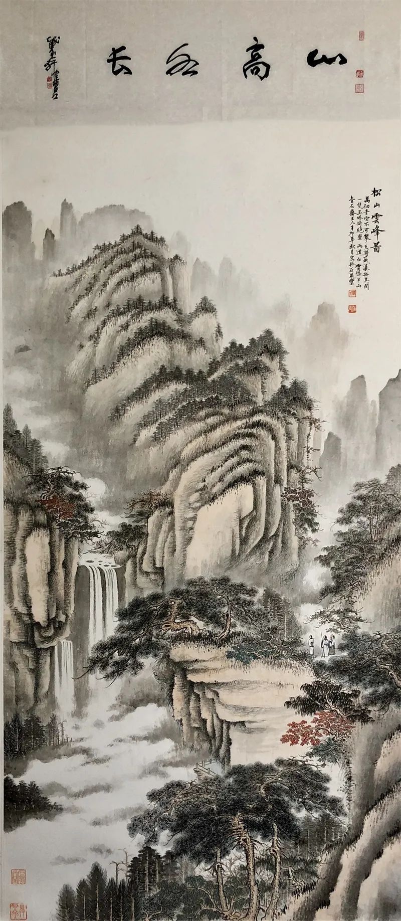 是书画大师陈佩秋先生入室弟子,其山水画风格直接宋元,气韵古雅,笔墨