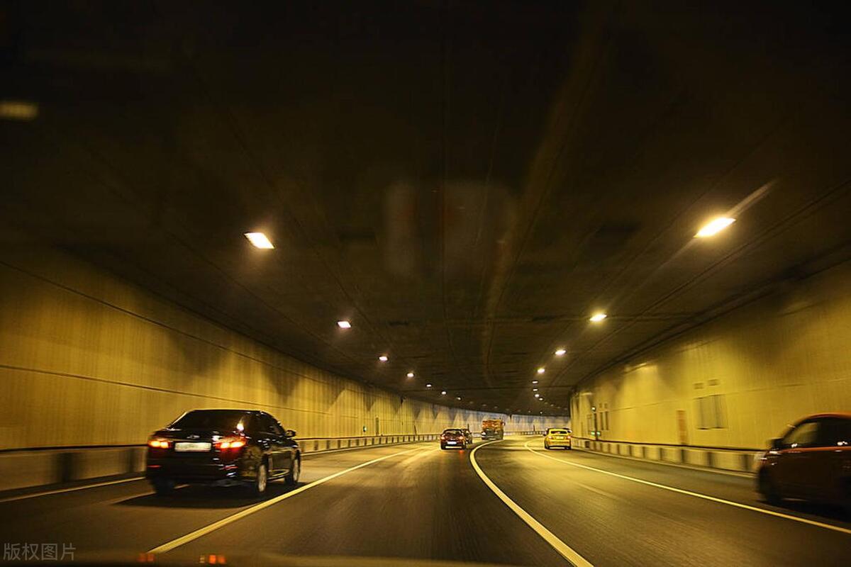 为何很多司机偏不开灯呢?交警告诉你原因