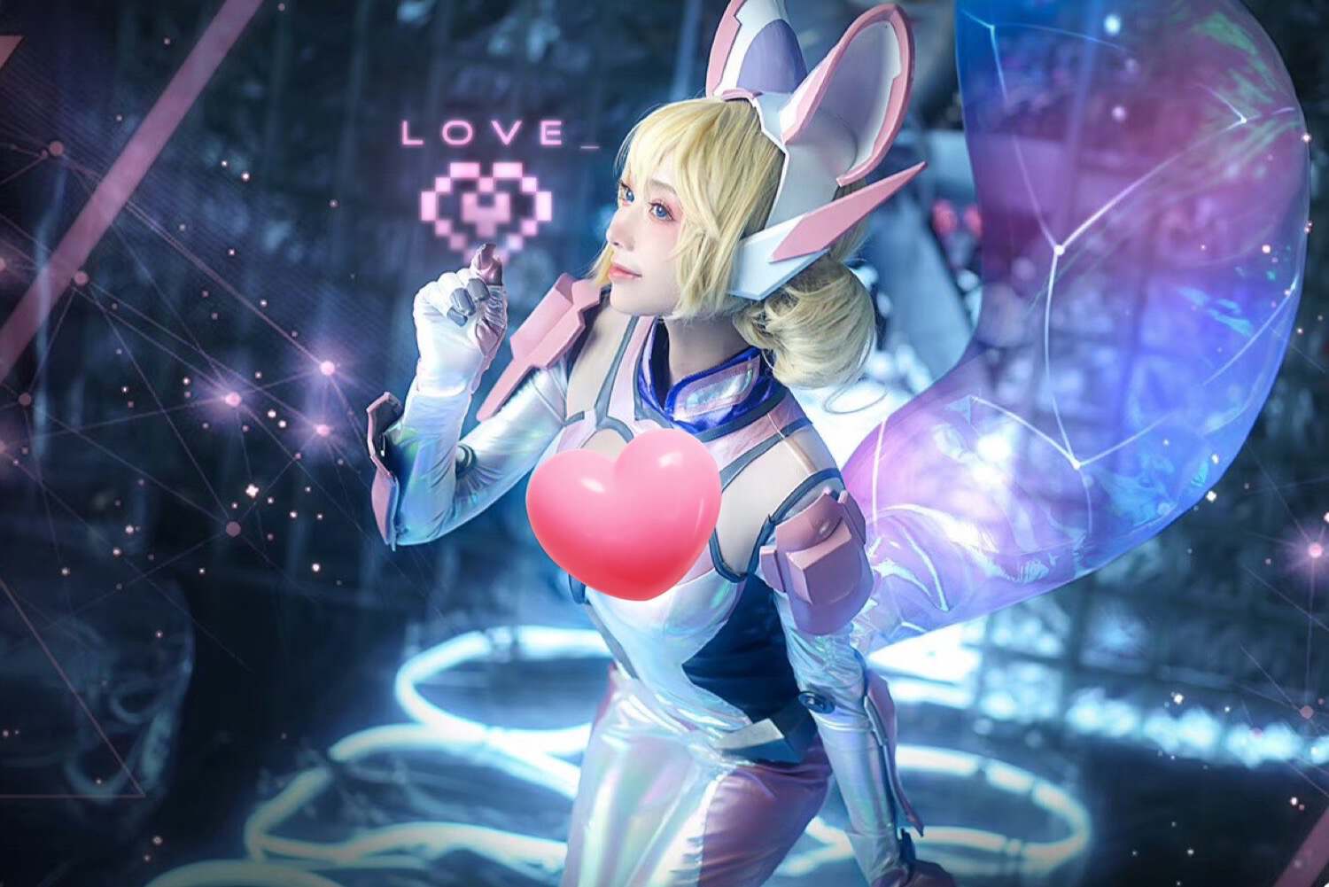 走路摇cos妲己时之彼端,身穿紧身皮衣,头戴电竞耳机,太还原啦