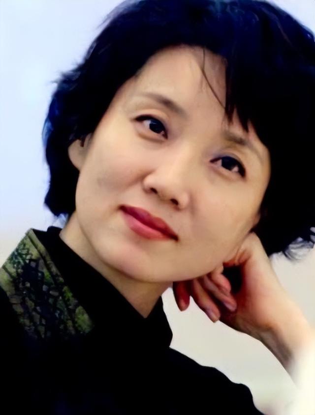 回顾央视主播李修平:二婚嫁大10岁高官,婚后生活喜忧参半