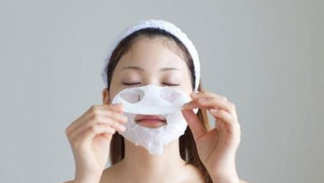 女生敷面膜时,常犯5个"错误",多数人经常做错,你占了几个?