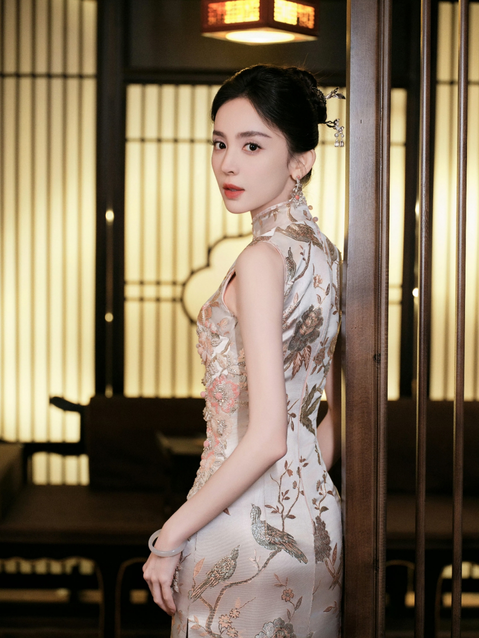 古力娜扎旗袍风韵,倾城之姿定格写真瞬间