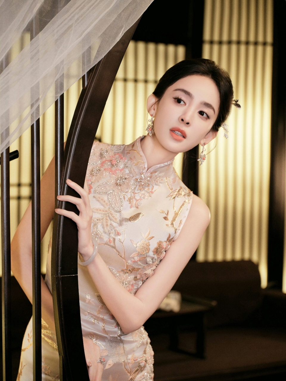 古力娜扎旗袍风韵,倾城之姿定格写真瞬间