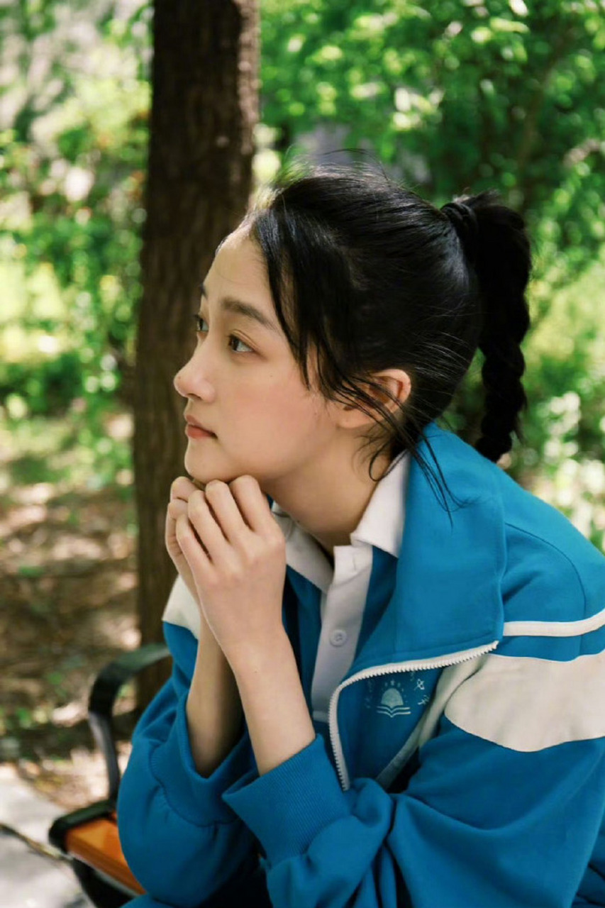 关晓彤校服造型亮相 甜美元气少女感十足