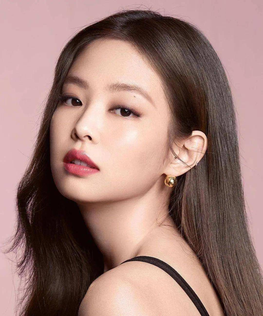 金珍妮blackpink的璀璨明珠在jacquemus 15周年庆典上璀璨夺目以一