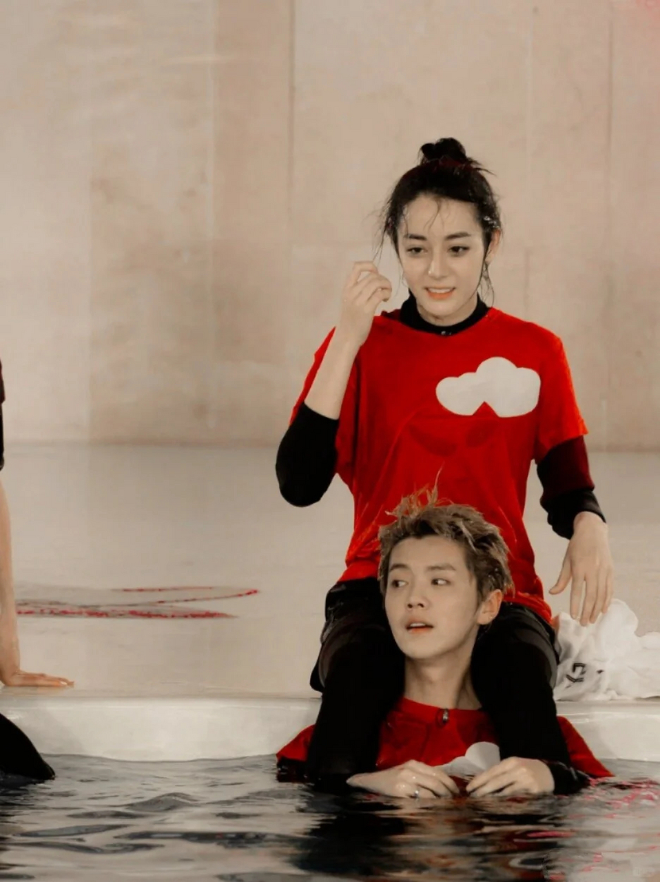 热巴的路线无法复制,因为不会有第二个顶流鹿晗自杀式官宣把 cpf完全