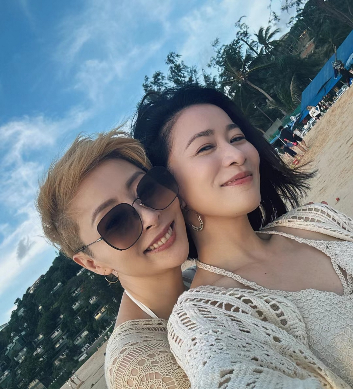 佘诗曼今天晒出她和汤盈盈的合照