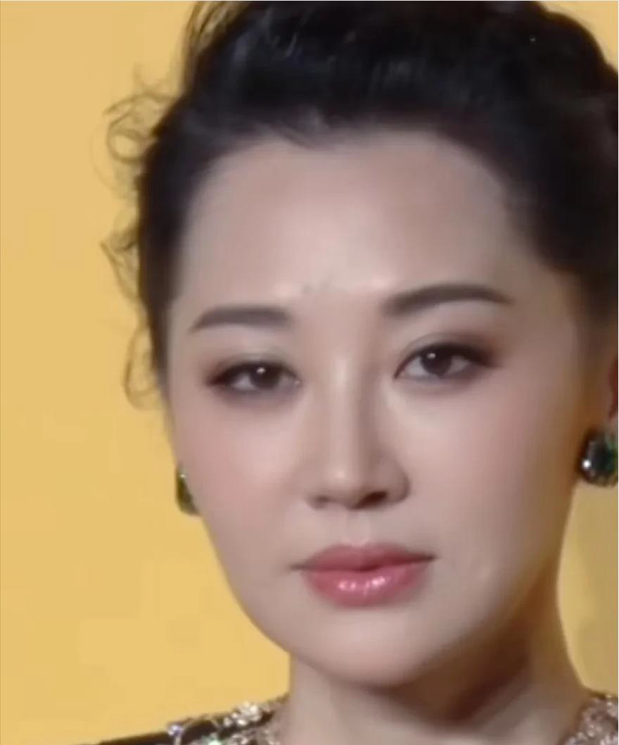 照片中,许晴穿着一袭简约经典的黑色蕾丝修身裙